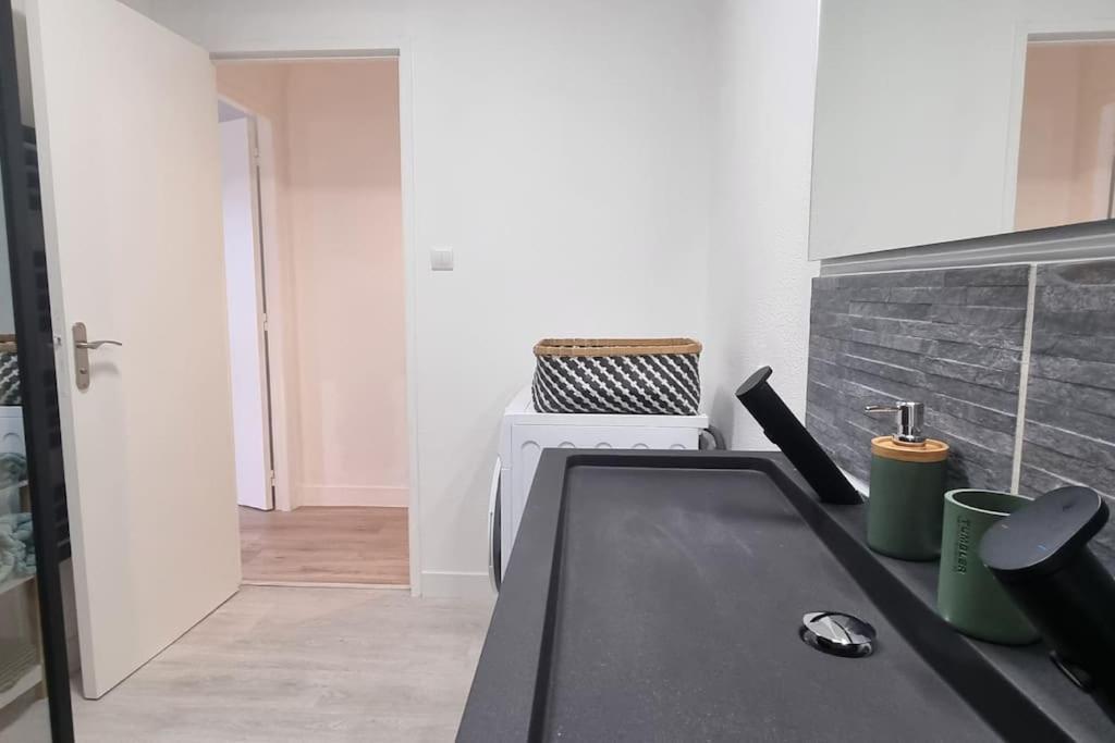 Appartement Climatise Entierement Renove En Hyper Centre! Le Retro Chic - Parking Gratuit - Linge Et Serviettes Inclus - La Roche-Chalais Extérieur photo