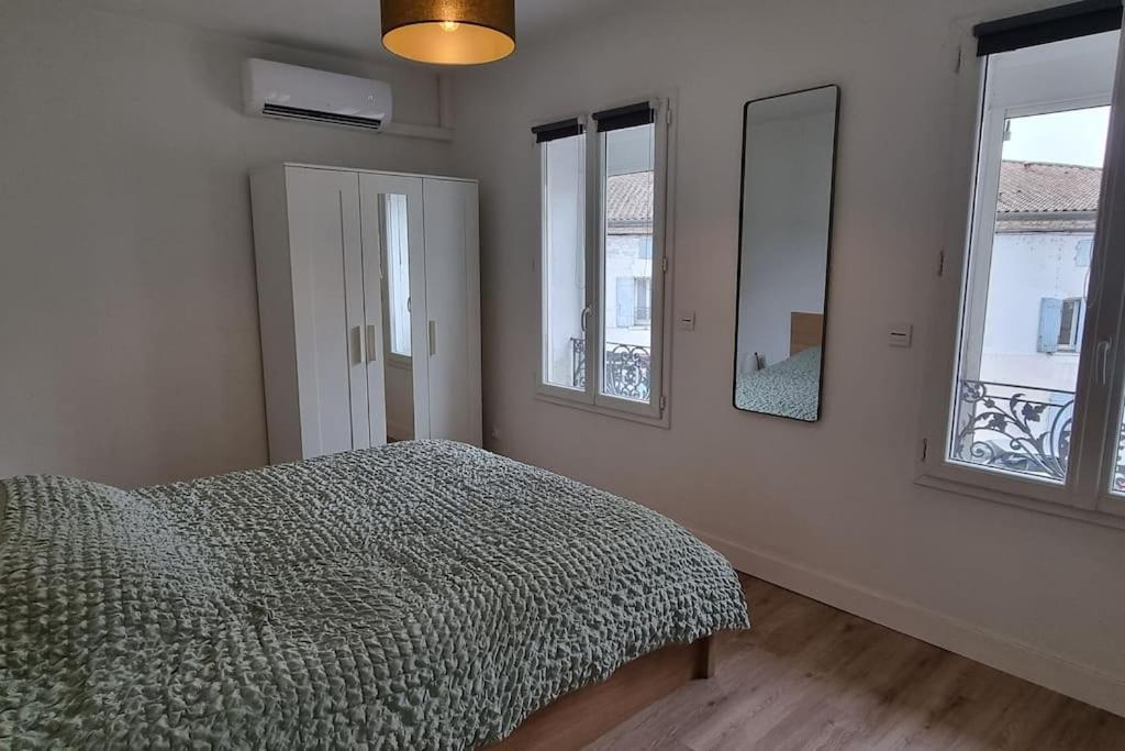 Appartement Climatise Entierement Renove En Hyper Centre! Le Retro Chic - Parking Gratuit - Linge Et Serviettes Inclus - La Roche-Chalais Extérieur photo