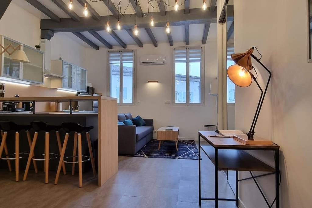 Appartement Climatise Entierement Renove En Hyper Centre! Le Retro Chic - Parking Gratuit - Linge Et Serviettes Inclus - La Roche-Chalais Extérieur photo